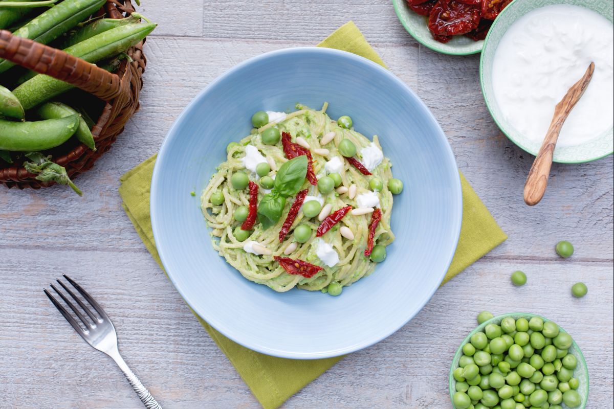 Vollkornspaghetti mit Erbsenpesto, getrockneten Tomaten und Stracciatella