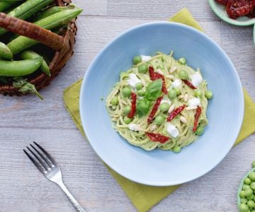 Vollkornspaghetti mit Erbsenpesto, getrockneten Tomaten und Stracciatella