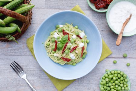 Vollkornspaghetti mit Erbsenpesto, getrockneten Tomaten und Stracciatella