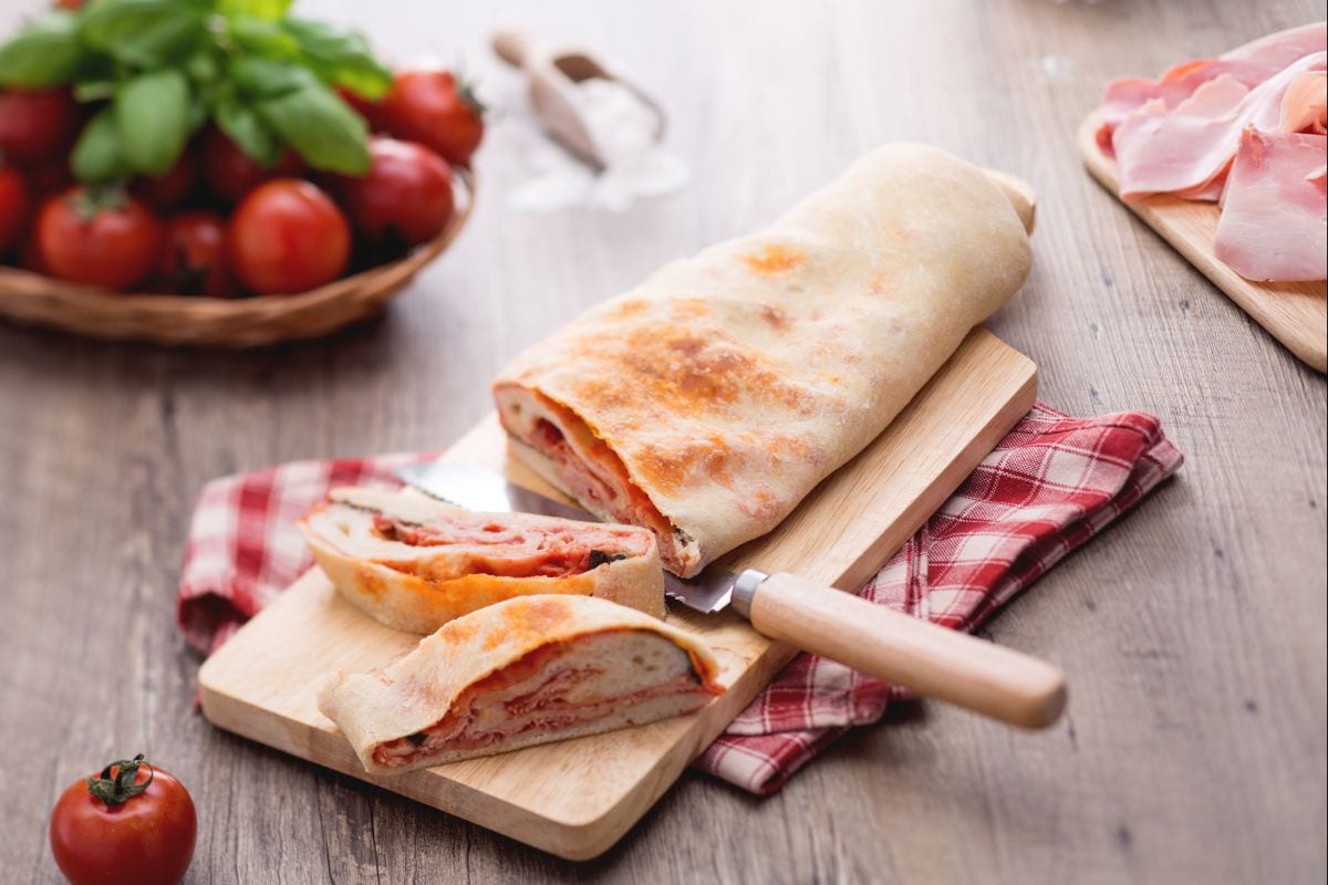 Gefüllte Pizzarolle