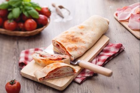 Gefüllte Pizzarolle