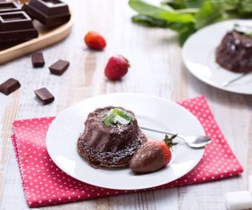 Schokoladenkuchen mit Erdbeeren
