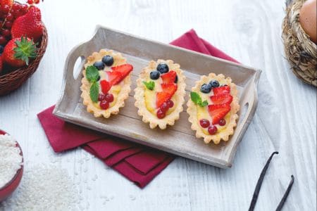 Reis-Schiffchen mit roten Früchten