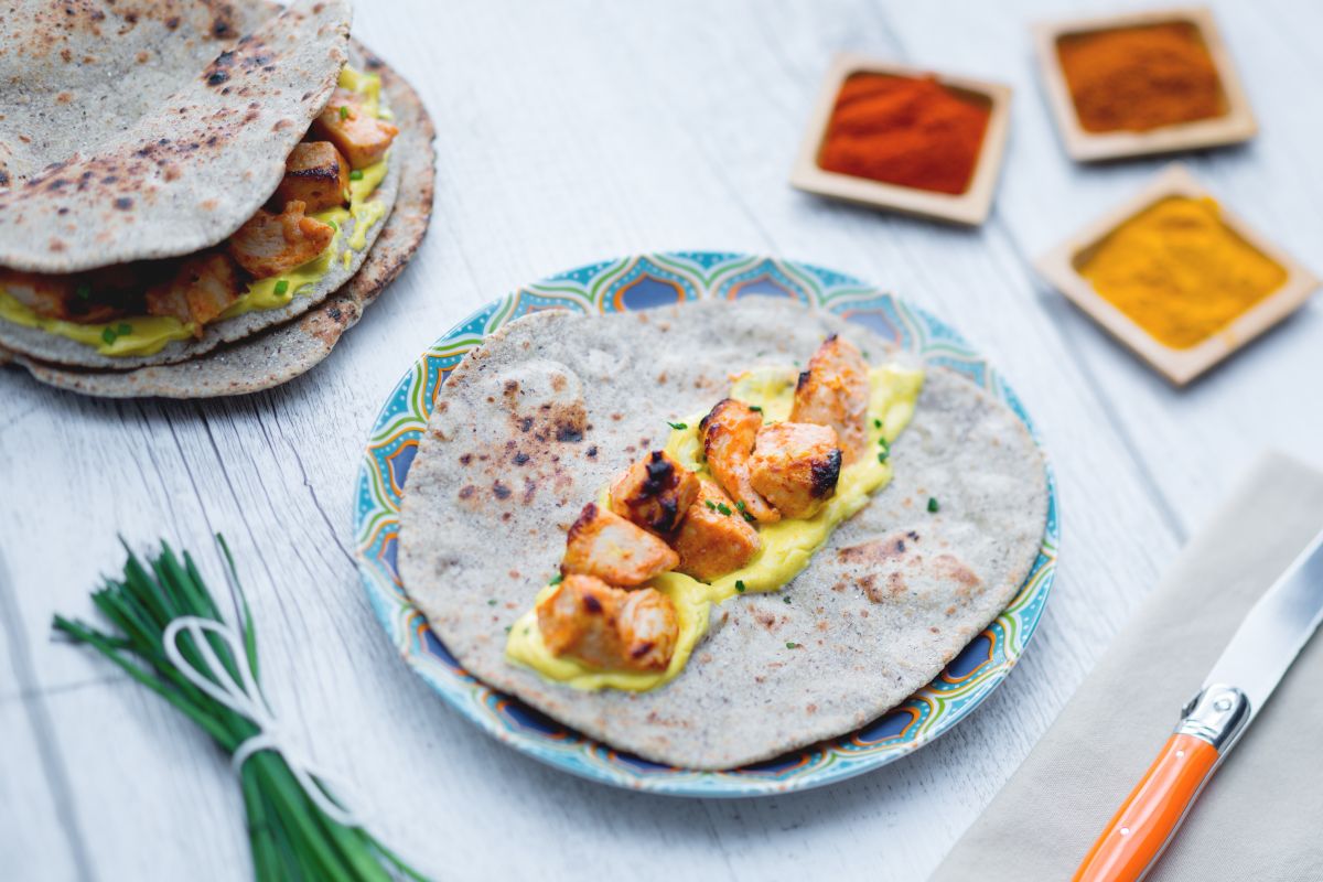 Tandoori-Huhn mit Chapati und Kurkuma-Sauce