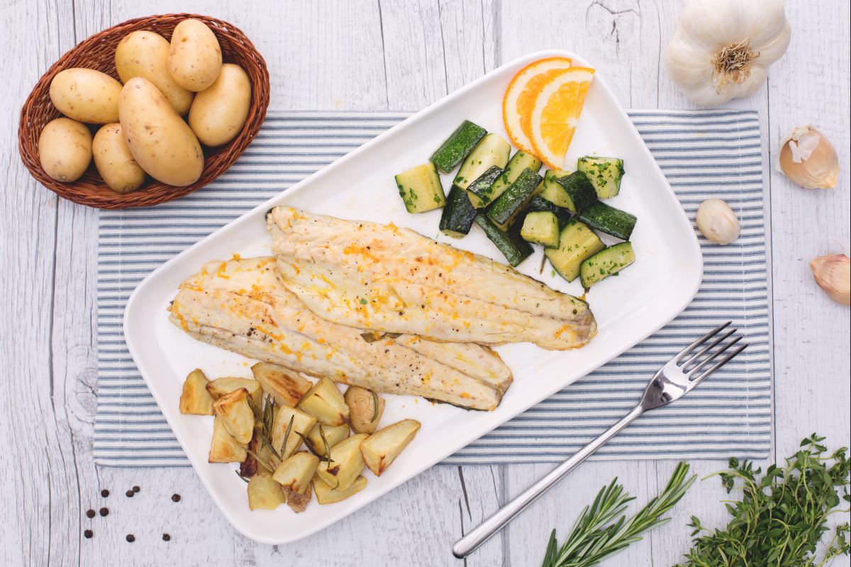 Wolfsbarsch mit Zitrusfrüchten, neuen Kartoffeln mit Rosmarin und Petersilien-Zucchini
