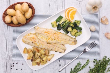 Wolfsbarsch mit Zitrusfrüchten, neuen Kartoffeln mit Rosmarin und Petersilien-Zucchini