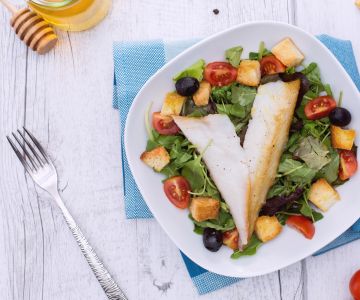 Geräucherte Goldbrasse auf Mischsalat, Croutons und Honigvinaigrette