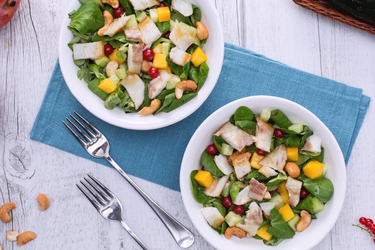 Geräucherte Wolfsbarsch-Salat mit Mango und Trockenfrüchten
