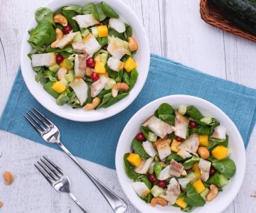 Geräucherte Wolfsbarsch-Salat mit Mango und Trockenfrüchten