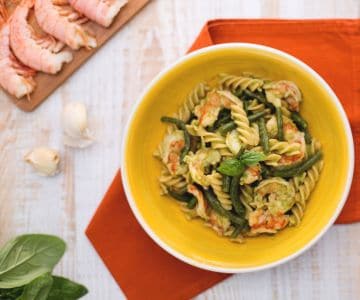 Vollkorn-Fusilli mit grünen Bohnen, Garnelen und Basilikumsoße