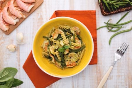 Vollkorn-Fusilli mit grünen Bohnen, Garnelen und Basilikumsoße