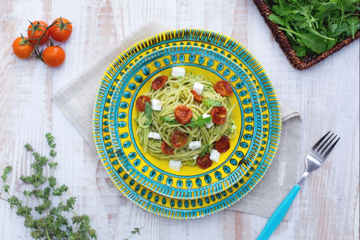 Vollkornspaghetti mit confierten Kirschtomaten, Feta und leichtem Rucola-Pesto