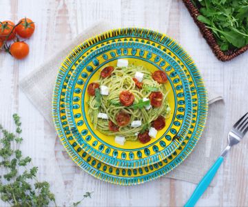 Vollkornspaghetti mit confierten Kirschtomaten, Feta und leichtem Rucola-Pesto