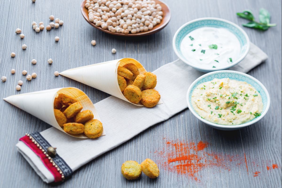 Falafel mit schnellem Hummus und Joghurtsoße