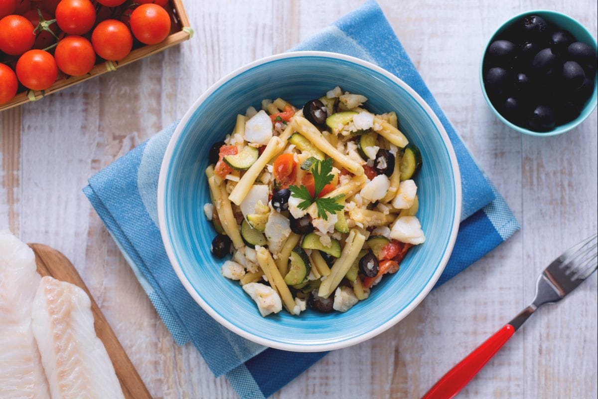 Casarecce mit Kabeljau-Sauce, Zucchini und schwarzen Oliven