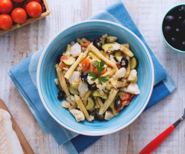 Casarecce mit Kabeljau-Sauce, Zucchini und schwarzen Oliven