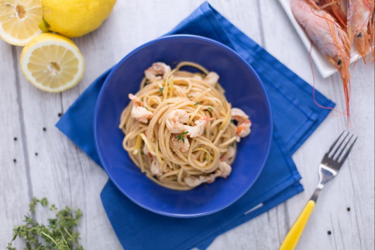 Geriffelte Spaghetti mit Zitrone und Garnelen