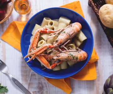 Mezze Maniche mit Artischockencreme und Garnelen