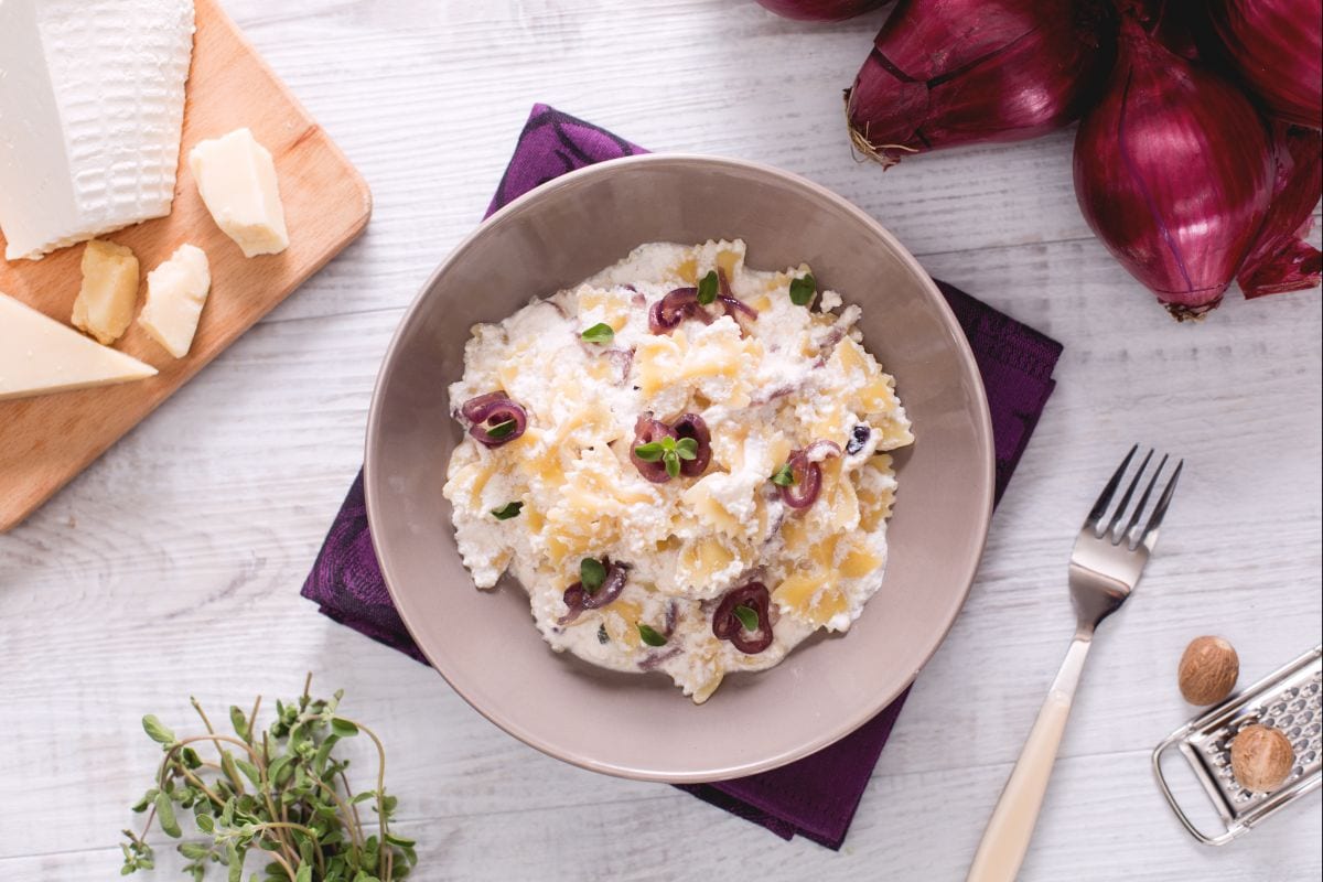 Farfalle mit Ricotta-Creme und roten Zwiebeln aus Tropea
