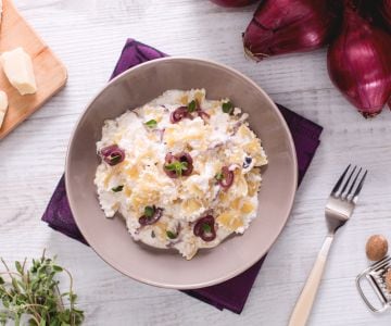 Farfalle mit Ricotta-Creme und roten Zwiebeln aus Tropea