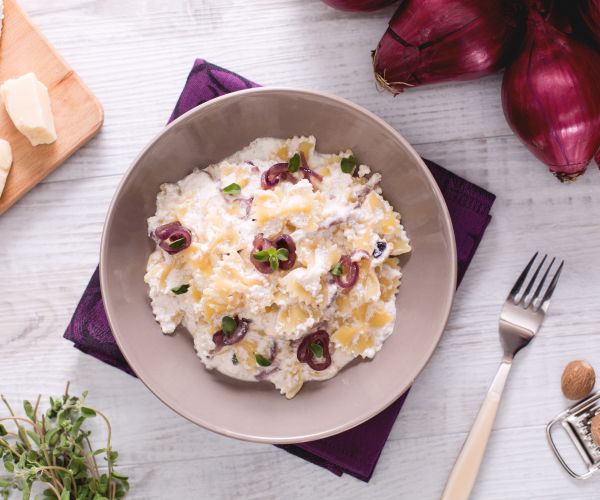 Farfalle mit Ricotta-Creme und roten Zwiebeln aus Tropea