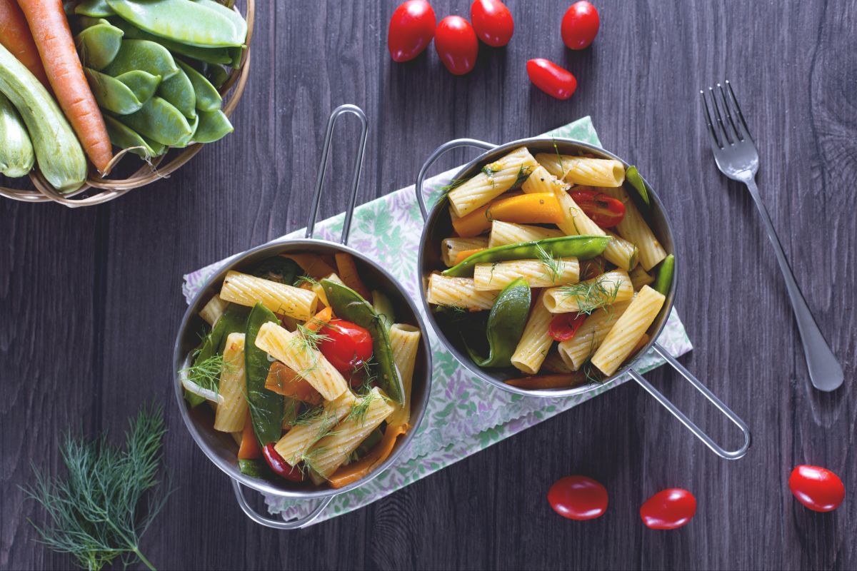 Pfanne mit Tortiglioni und Gemüse mit Dill