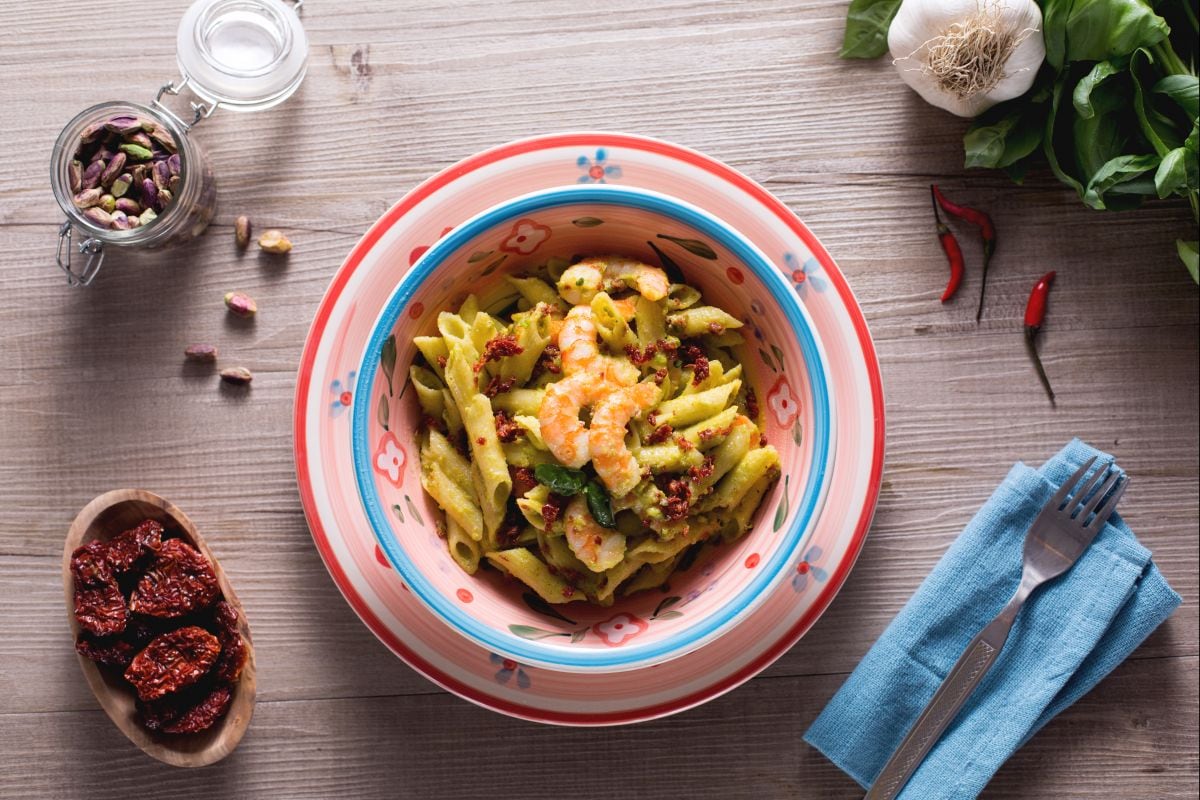 Glutenfreie Pasta mit Pistazienpesto, Garnelen und getrockneten Tomaten