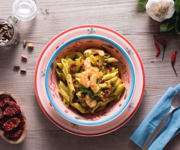 Glutenfreie Pasta mit Pistazienpesto, Garnelen und getrockneten Tomaten