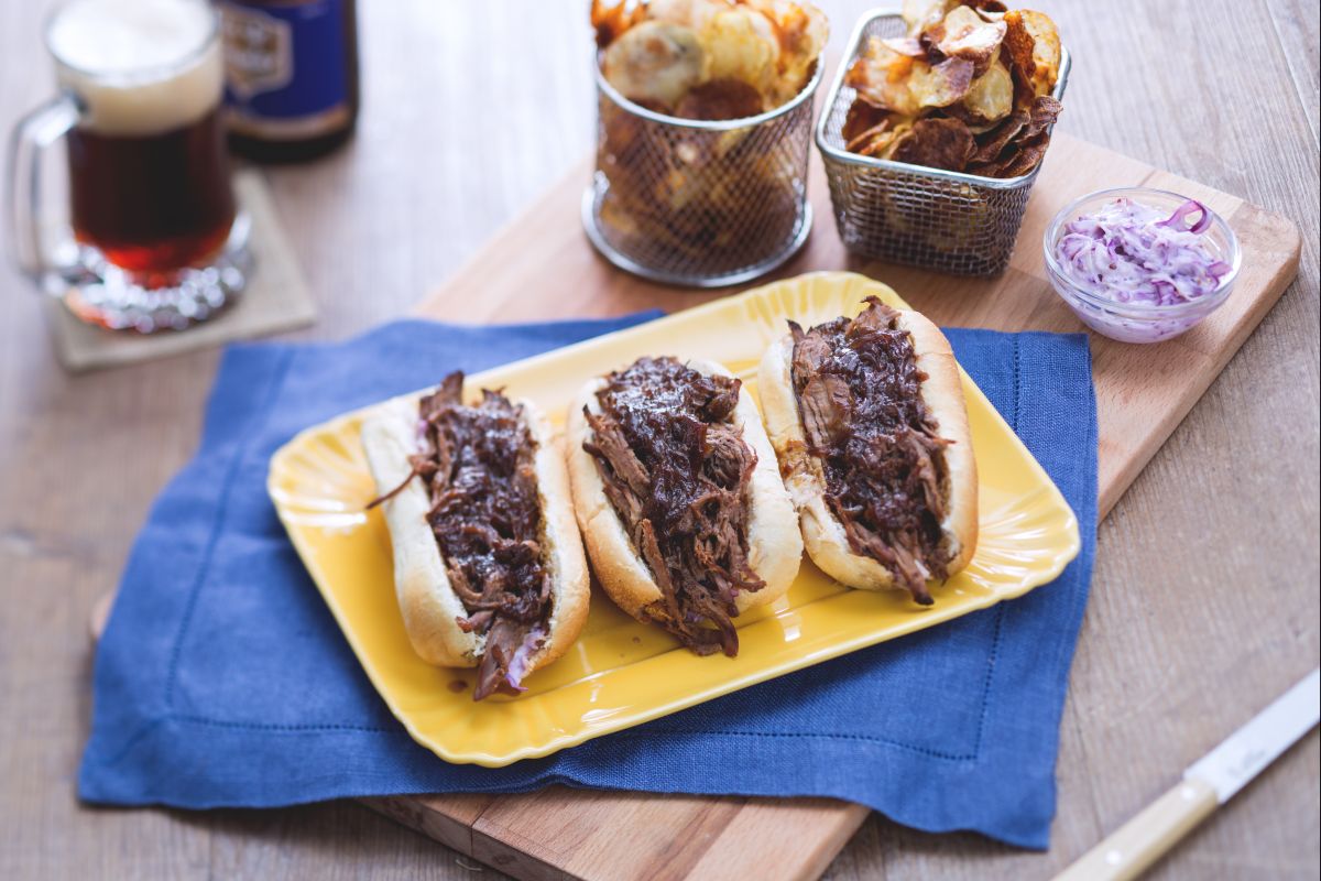 Rindfleisch-Sandwich und Krautsalat mit knusprigen Kartoffeln