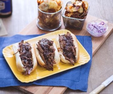 Rindfleisch-Sandwich und Krautsalat mit knusprigen Kartoffeln