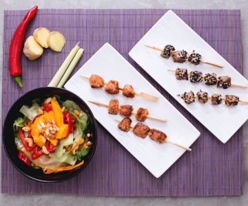 Thunfisch- und Lachsspieße mit thailändischem Salat