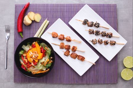 Thunfisch- und Lachsspieße mit thailändischem Salat