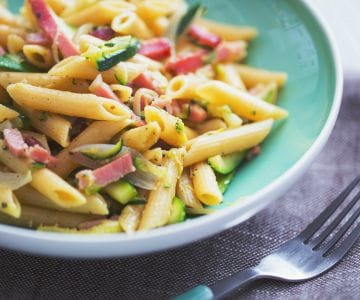 Pennette mit Speck und Zucchini