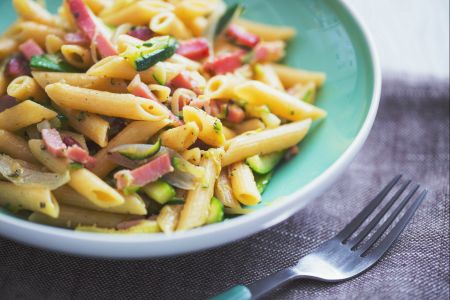 Pennette mit Speck und Zucchini