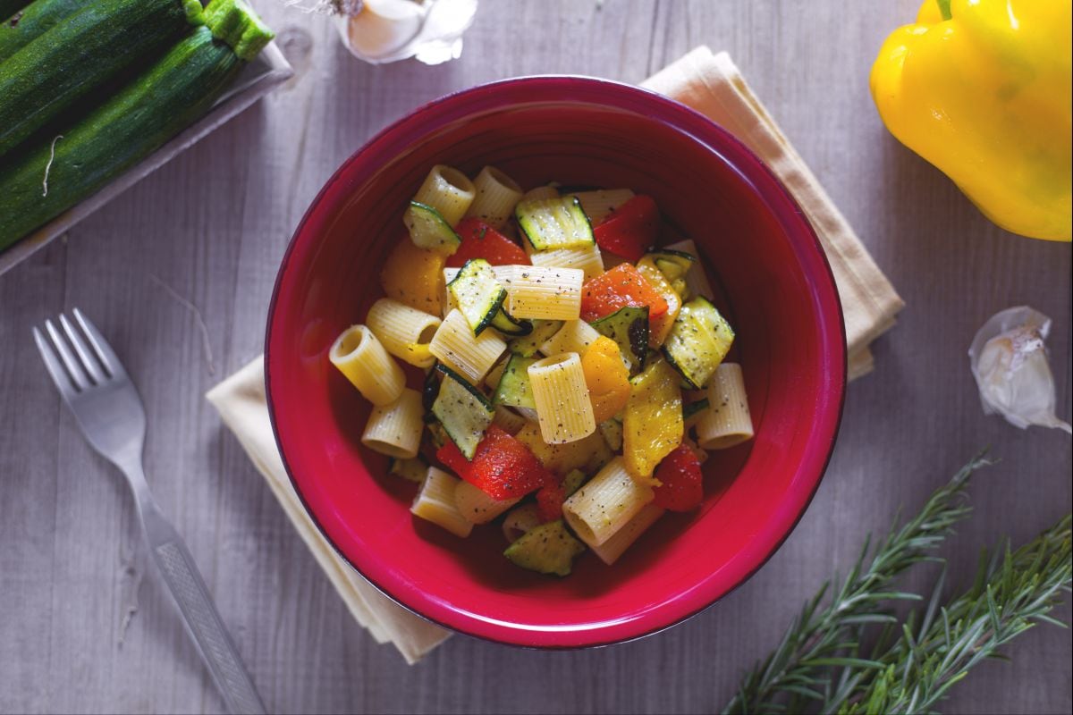 Kurze Makkaroni mit Paprika und Zucchini