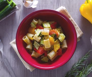 Kurze Makkaroni mit Paprika und Zucchini