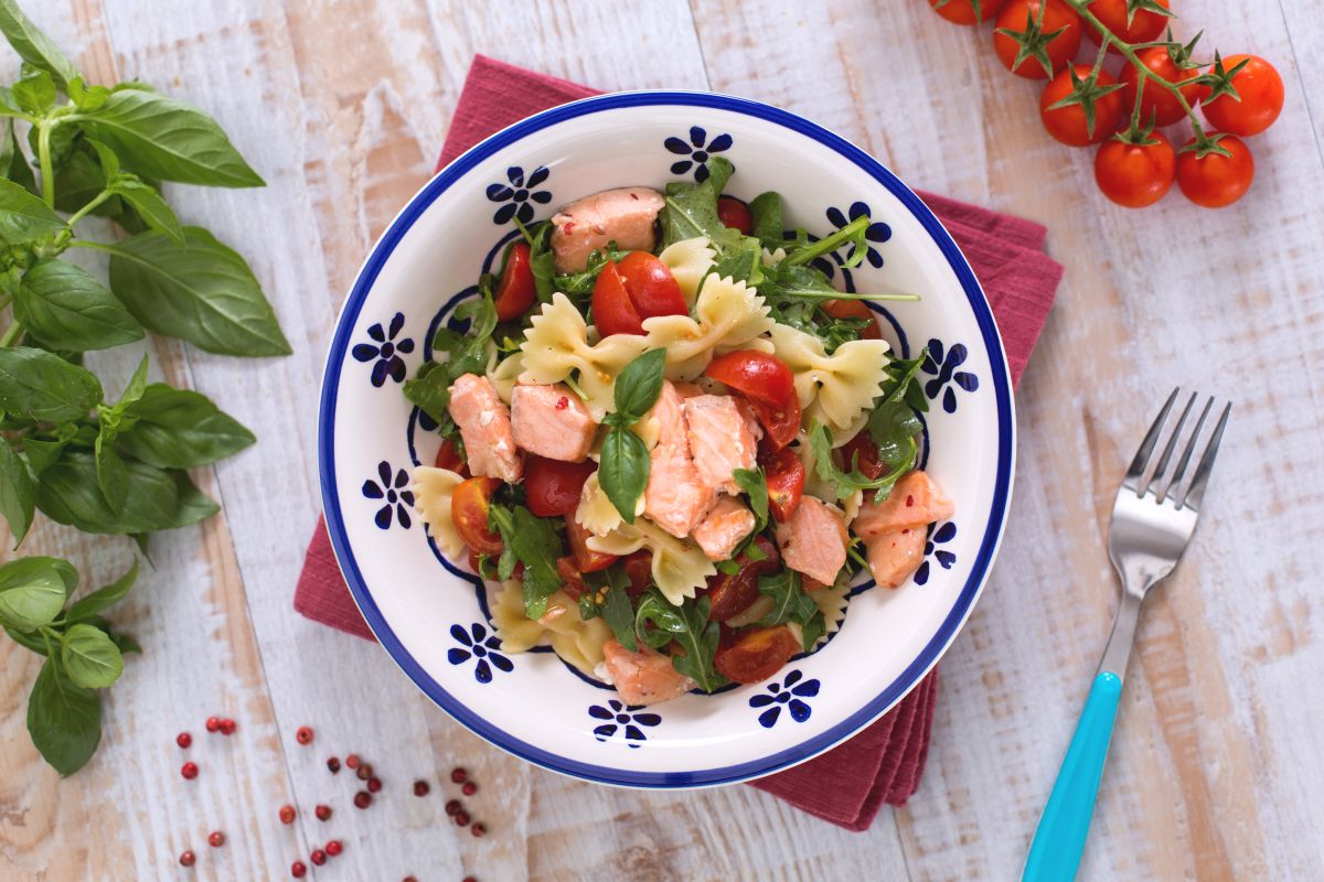 Farfalle mit Lachs, Rucola und Kirschtomaten