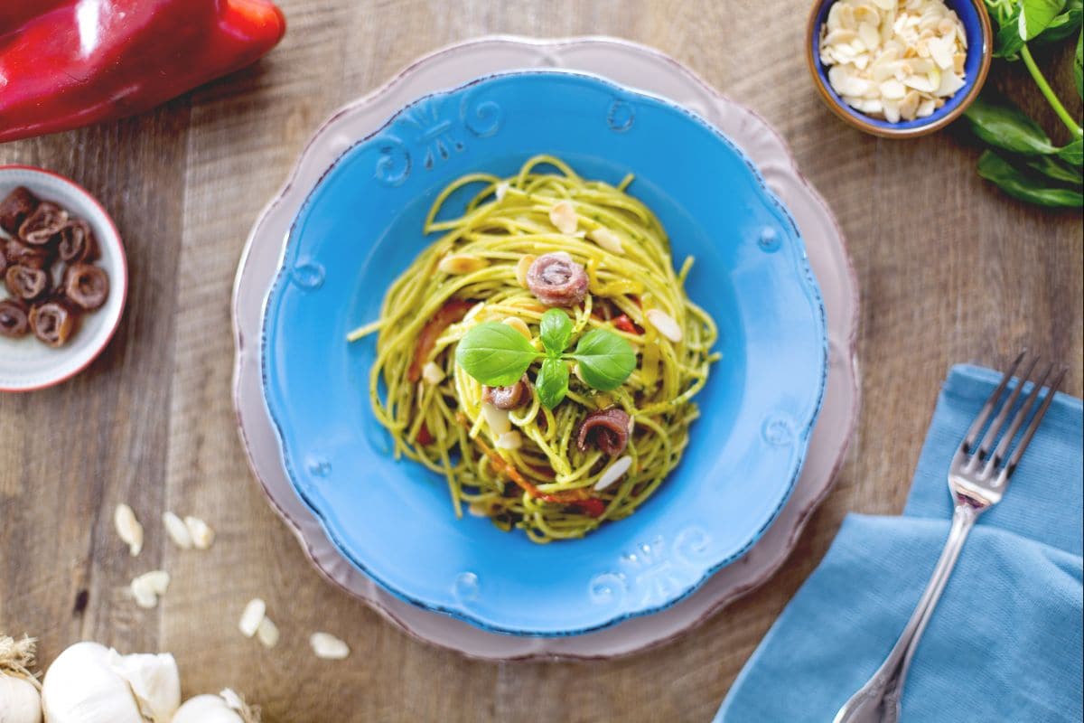 Spaghetti mit Pesto, Sardellen und Paprika