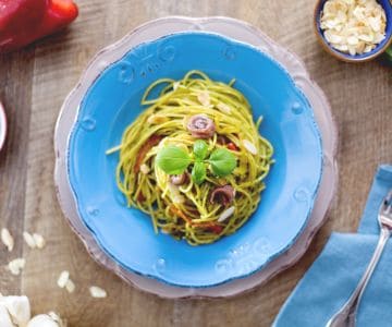 Spaghetti mit Pesto, Sardellen und Paprika