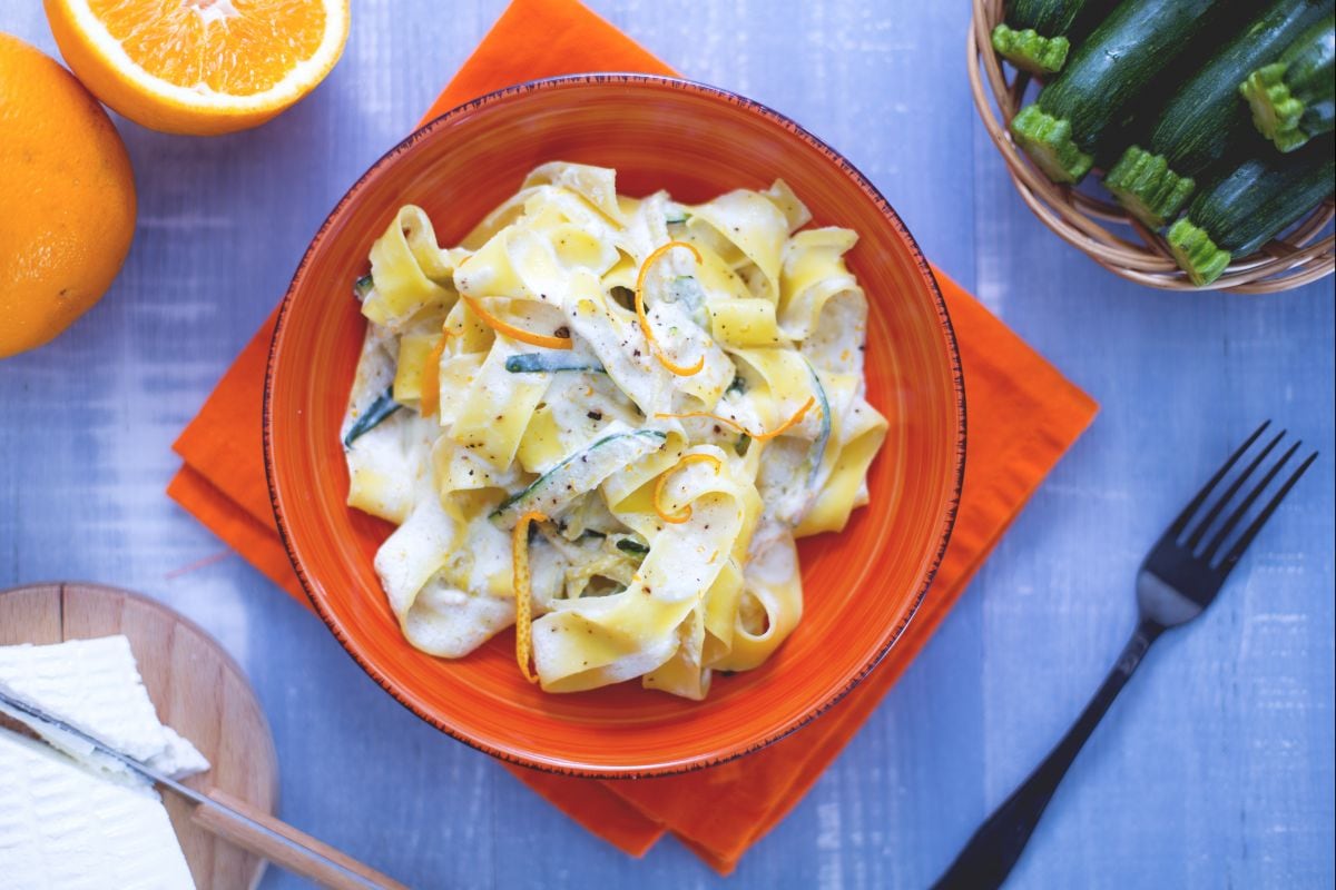 Pappardelle mit geschmorten Zucchini und Orangen-Ricotta-Creme