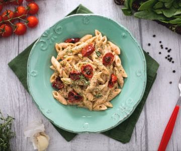 Vollkorn Halb Penne Rigate mit geröstetem Tomatenpesto, Ricotta und Spinatpulver