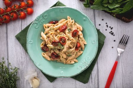 Vollkorn Halb Penne Rigate mit geröstetem Tomatenpesto, Ricotta und Spinatpulver