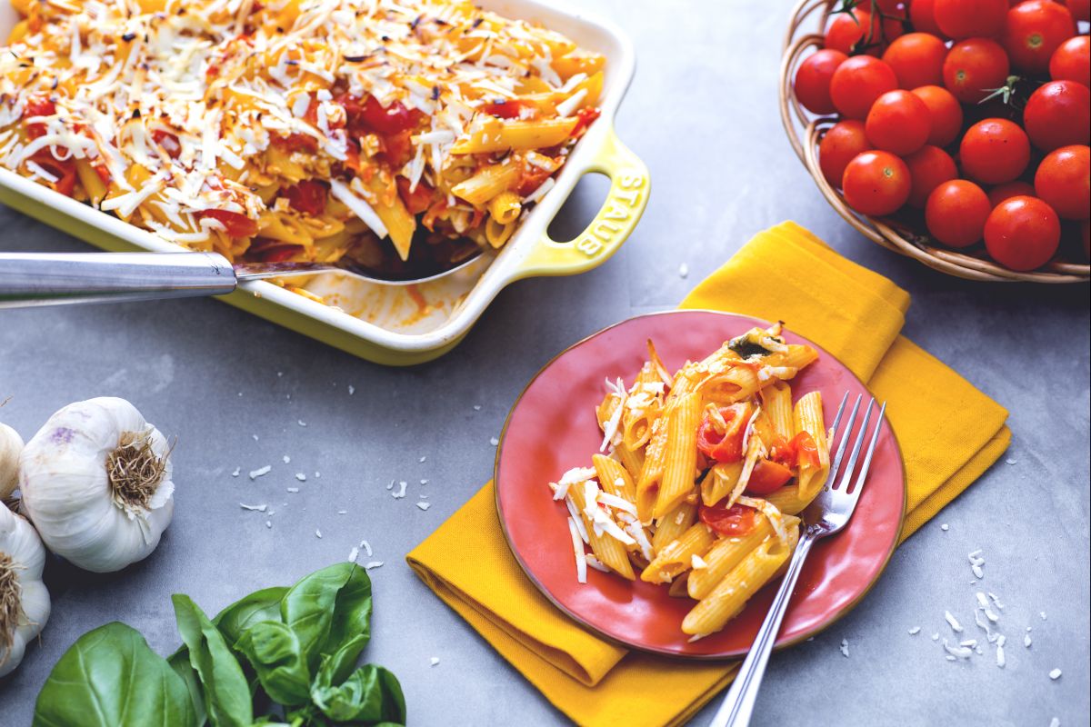 Überbackene Penne mit Tomaten und gesalzenem Ricotta
