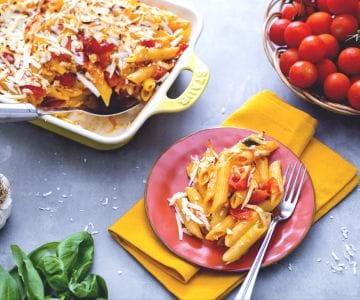 Überbackene Penne mit Tomaten und gesalzenem Ricotta