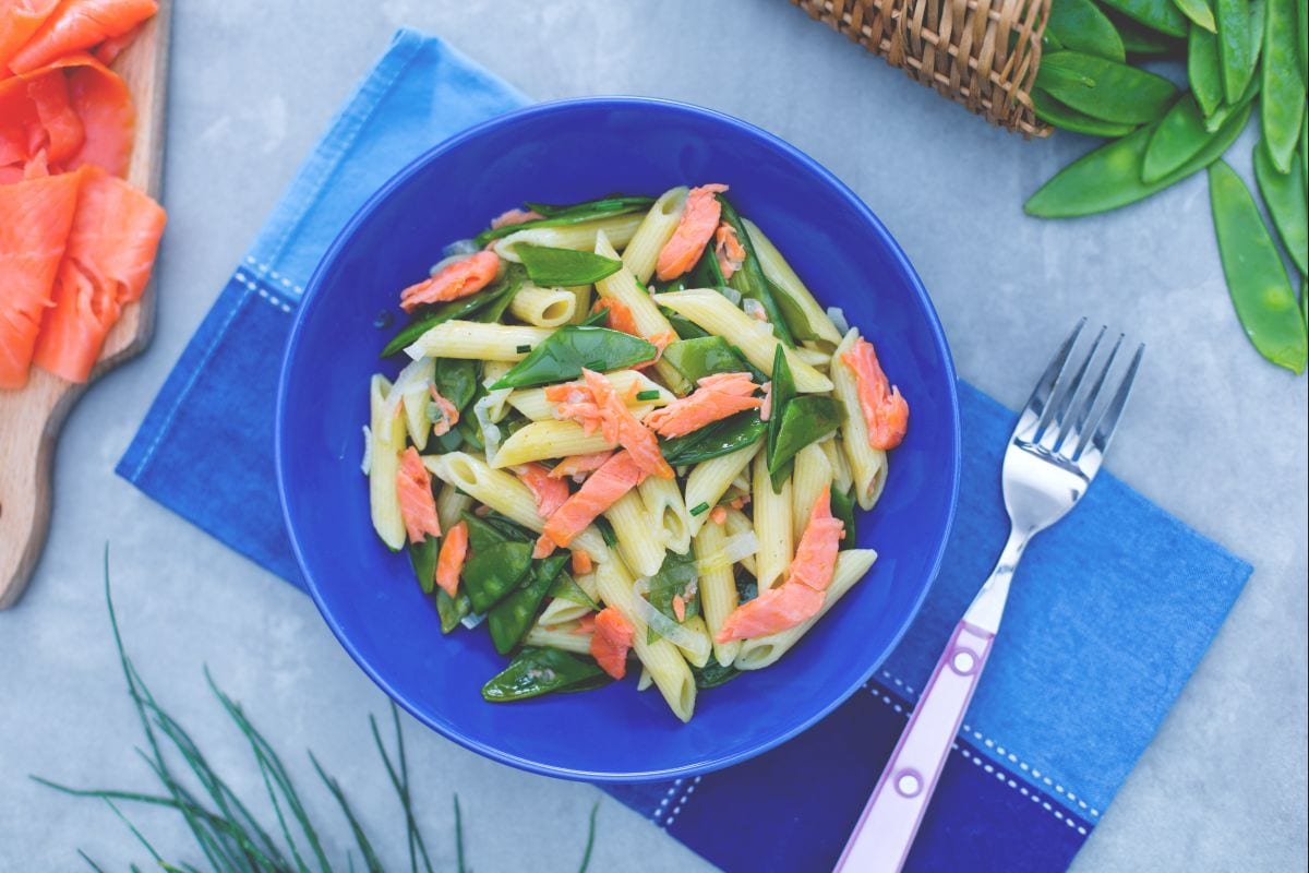 Penne mit geräuchertem Lachs und Zuckerschoten