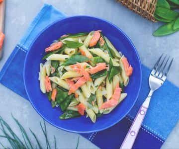 Penne mit geräuchertem Lachs und Zuckerschoten
