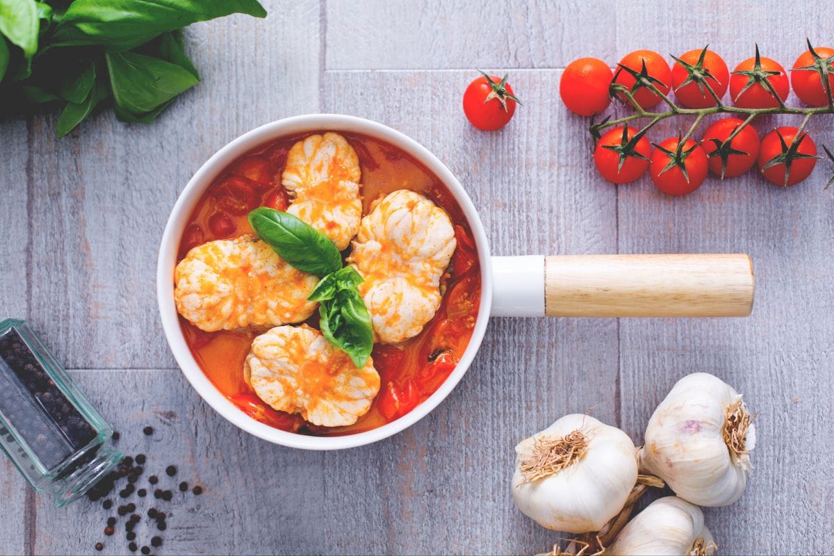 Seeteufel in frischer Tomatensoße