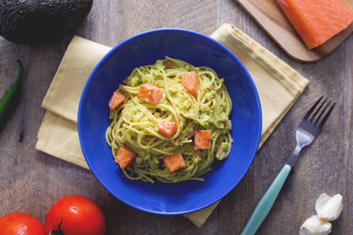 Spaghetti mit Guacamole und knusprigem Lachs