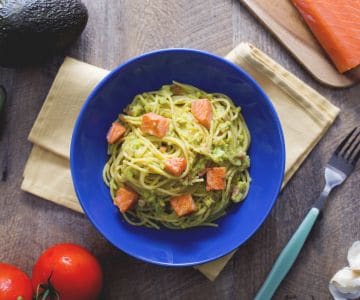 Spaghetti mit Guacamole und knusprigem Lachs