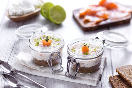 Herzhafter Käsekuchen mit Schwarzbrot und Lachssahne